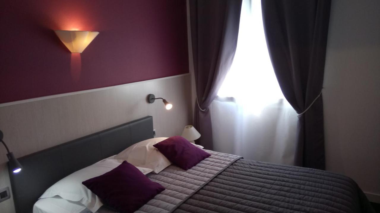 Hotel Montespan Lussac-les-Châteaux Esterno foto