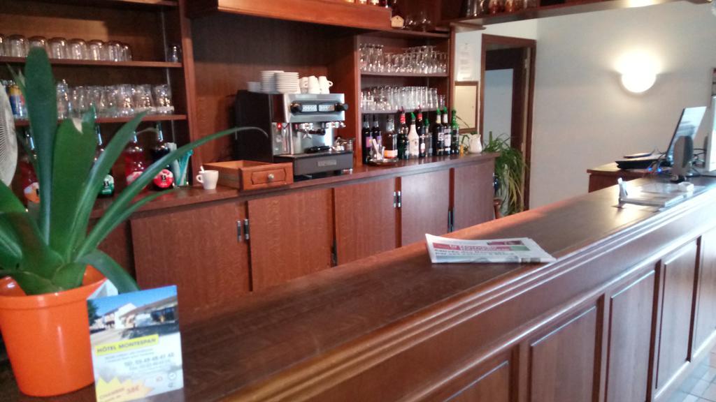 Hotel Montespan Lussac-les-Châteaux Esterno foto