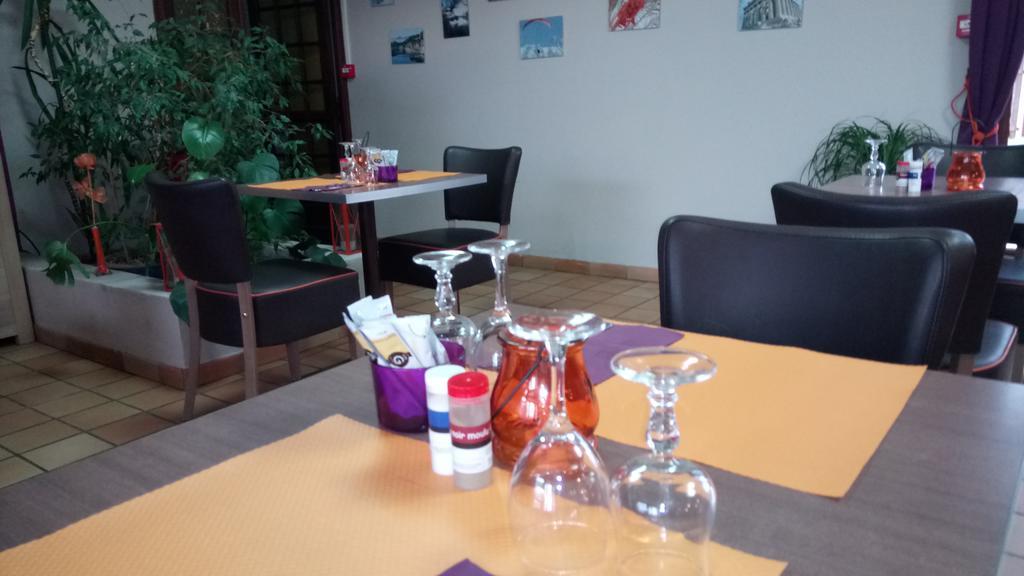 Hotel Montespan Lussac-les-Châteaux Esterno foto